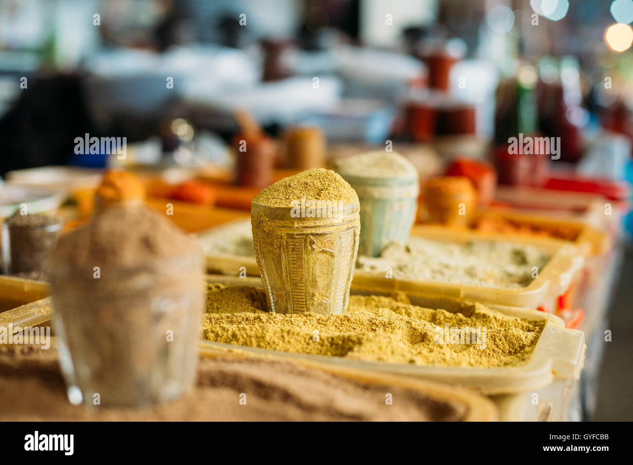 La vasta gamma di variopinte spezie in polvere, fragrante condimento, condimento presso la vetrina del Mercato Orientale, Bazar per la vendita. C Foto Stock