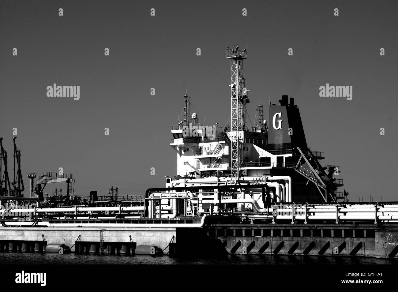 Blackandwhite,adorabili,waldisputninsphotography,geometria,abstract,l'arte,Black,moody,creative,nave,barca,nave,natante,prua,mare Foto Stock