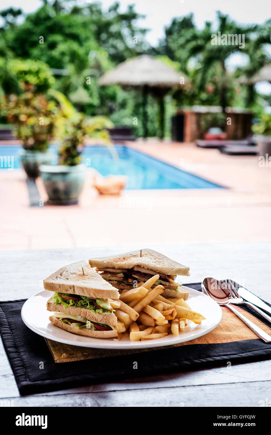 Club sandwich snack con patatine fritte sulla piastra da piscina Foto Stock