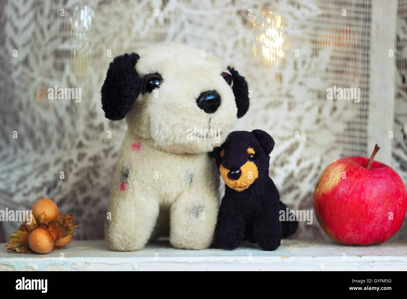 Giocattoli, Apple e il dado sul davanzale della finestra Foto Stock