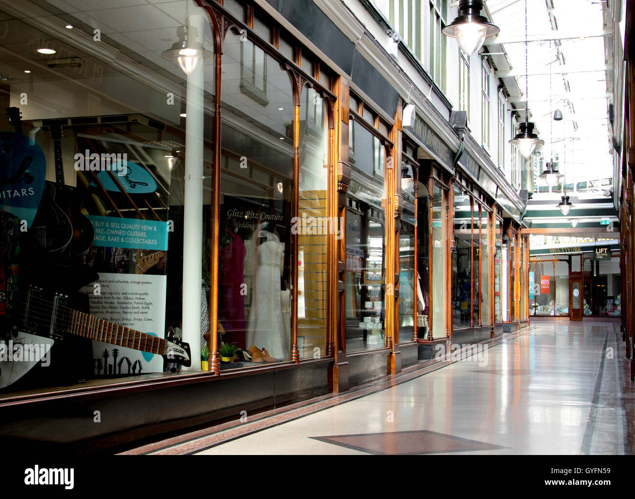Viandanti Victorian Shopping Arcade, Southport Foto Stock