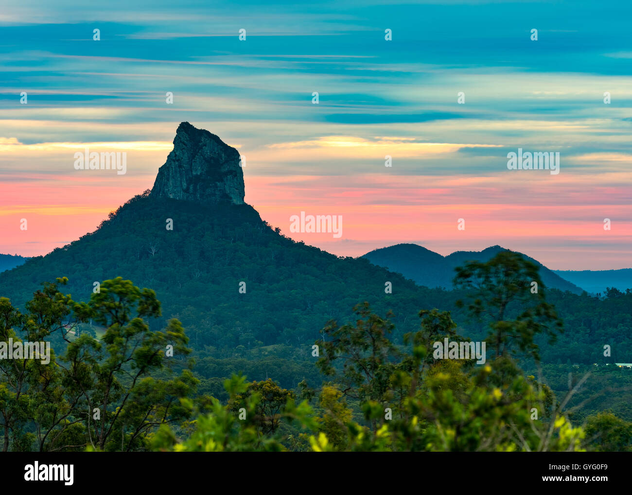 Vista panoramica di montagna al crepuscolo, Mount Coonowrin, Caboolture, Brisbane, Queensland, Australia Foto Stock