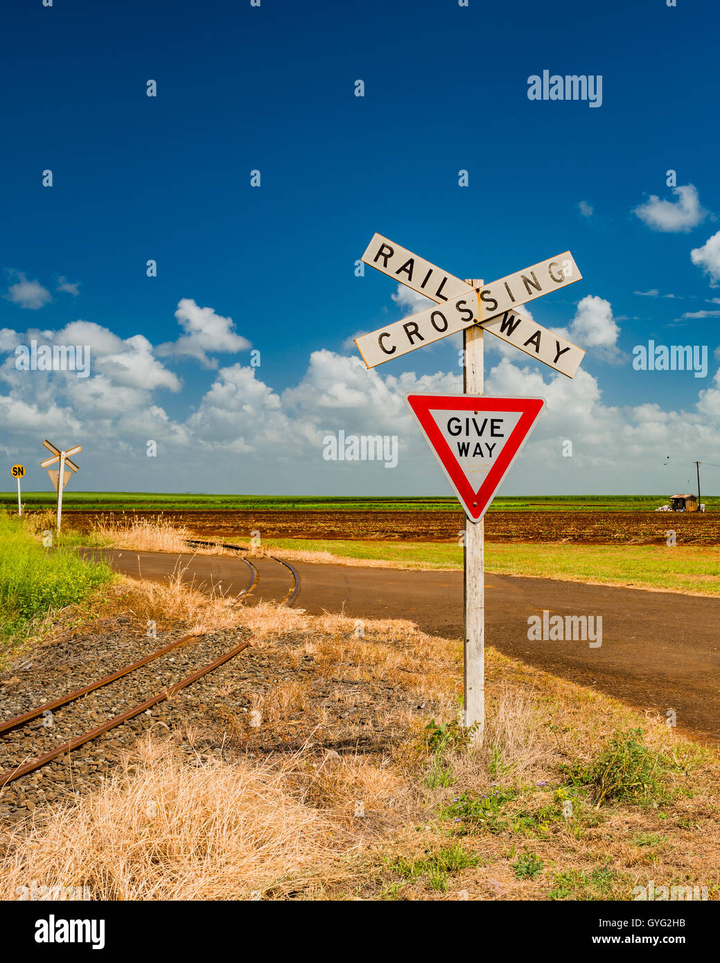 Incrocio ferroviario a canna da zucchero aziende agricole vicino a Bundaberg, Queensland, Australia Foto Stock
