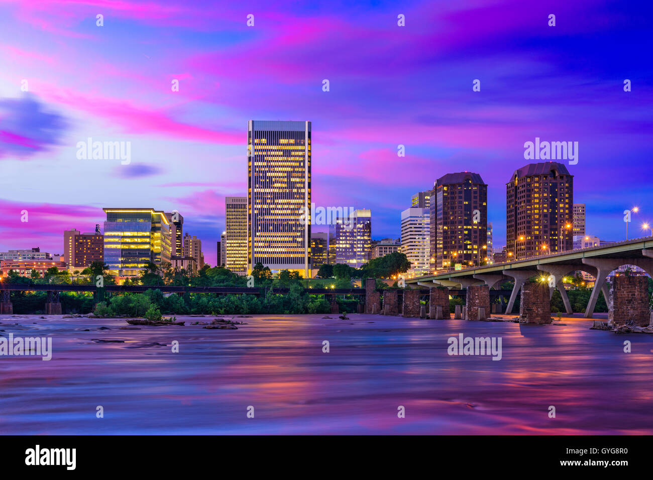 Richmond, Virginia, Stati Uniti d'America skyline del centro sul fiume James. Foto Stock