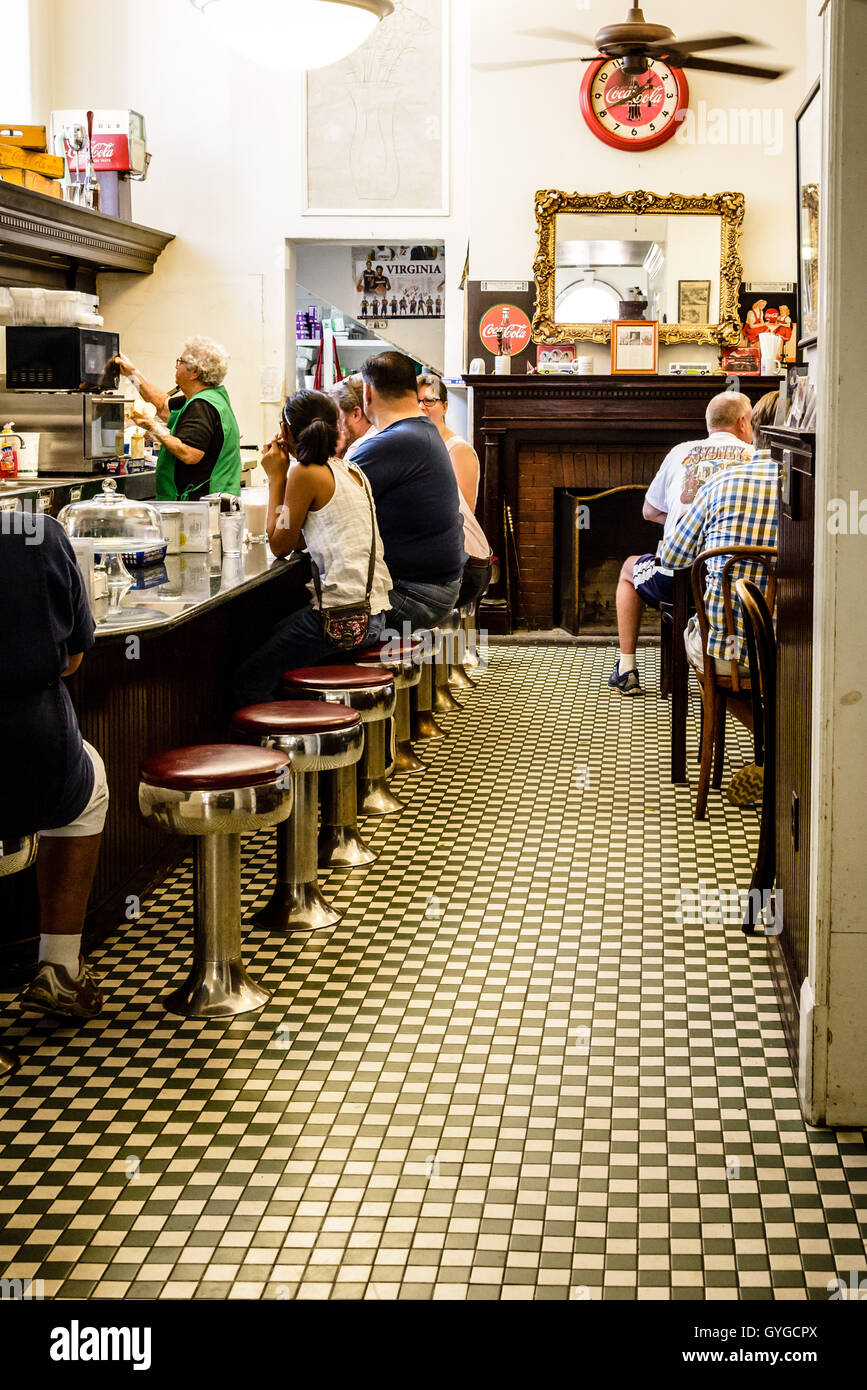 Timberlake farmaci, storica pedonale Downtown Mall, East Main Street, Charlottesville, Virginia Foto Stock