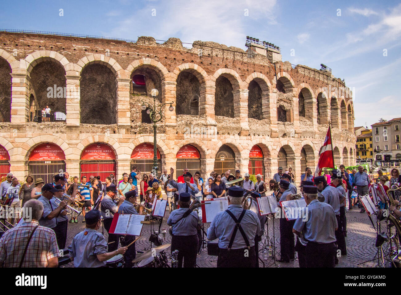 Orchestra che suona di fronte all'Arena di Verona, un anfiteatro romano, Verona, Veneto, Italia. Foto Stock