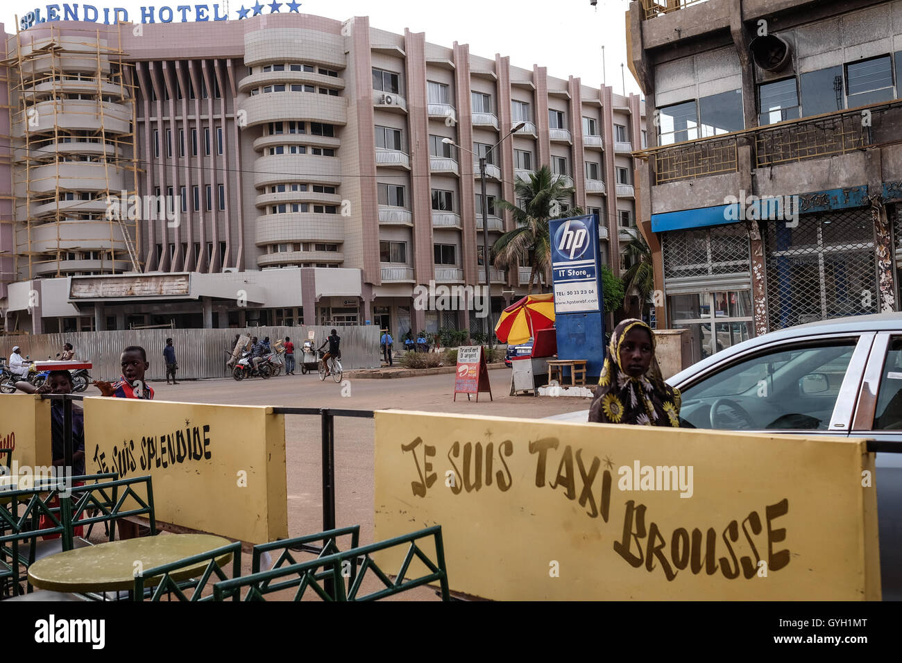 2 mesi dopo... Attacco terroristico a Ouaga nel cappuccino e splendido hotel. - 18/03/2016 - Burkina Faso / Ouagadougou - Ouagadougou, 18/03/2016 - 2 mesi dopo... l'attacco terroristico a Ouagadougou (Burkina Faso) nel cappuccino e splendido hotel che provocano 33 morti compresi i 3 attaccanti, testimonianze dell'attacco sono ancora visibili macchia + Taxi Brousse © - Nicolas Remene / Le Pictorium Foto Stock