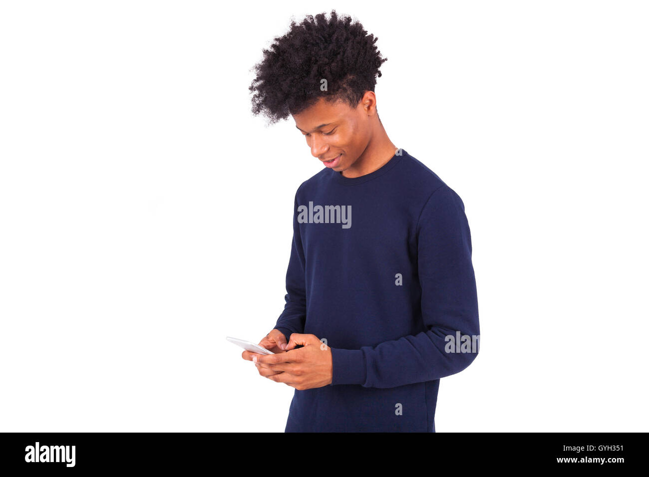 Giovane americano africano uomo inviando un messaggio di testo sms sul suo smartphone - Nero adolescente persone Foto Stock