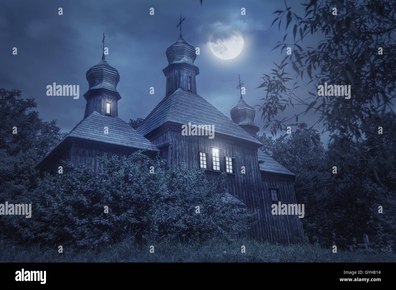 Vecchia chiesa europea in una notte di luna piena Foto Stock