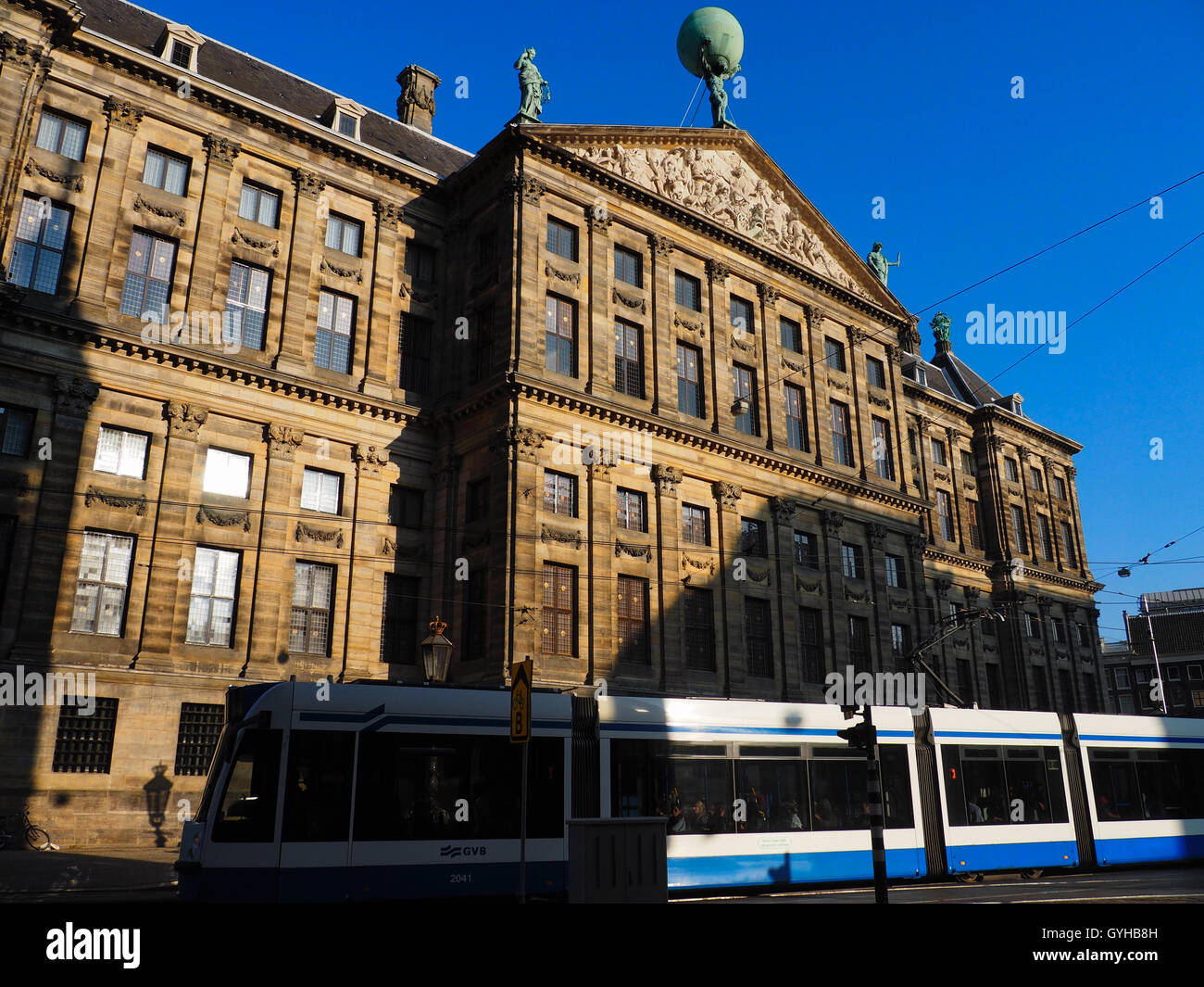 Il tram che passa dal Palazzo Reale di Amsterdam Foto Stock