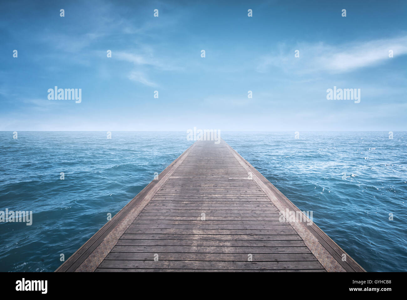 Il molo di legno con il blu del mare e del cielo lo sfondo Foto Stock