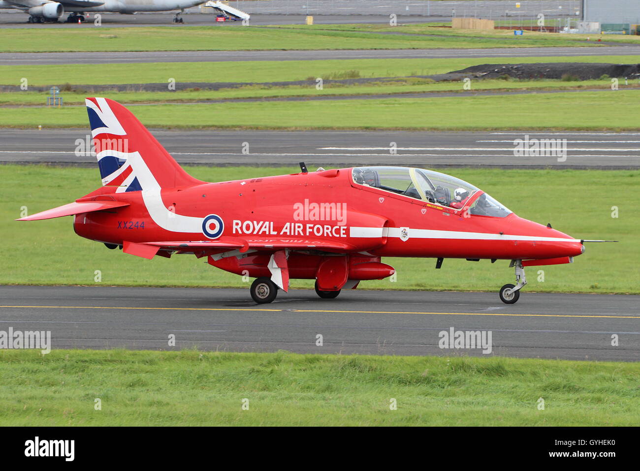 XX244, un BAe Hawk T1 della Royal Air Force aerobatic team, le frecce rosse, taxi per la partenza presso l'Aeroporto di Prestwick. Foto Stock
