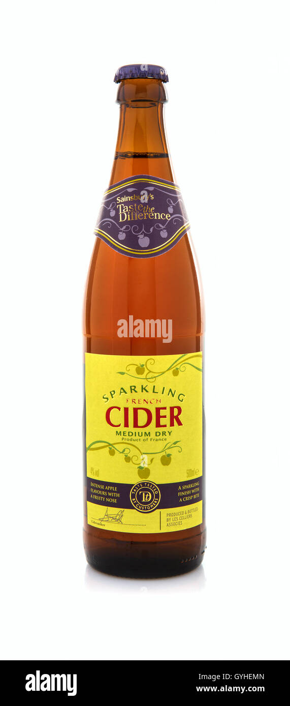 Bottiglia di sidro frizzante su sfondo bianco Foto Stock