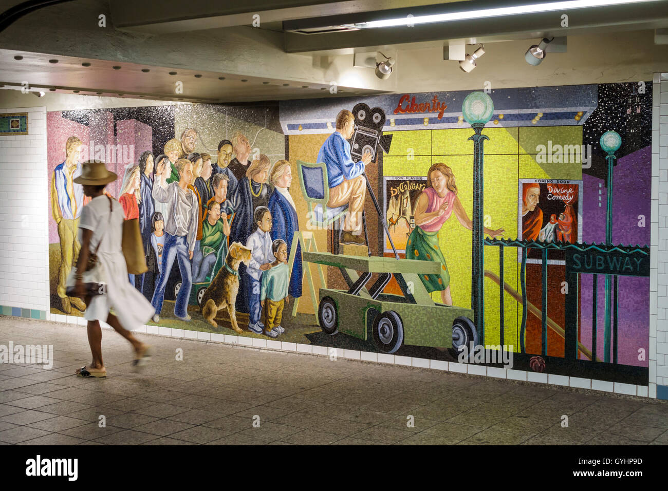 New York City,NY NYC Manhattan,Midtown,42nd Street,Times Square,metropolitana,stazione,MTA,arte,mosaico,inizio dell'inverno,Jack Beal,adulti neri,donna female Foto Stock