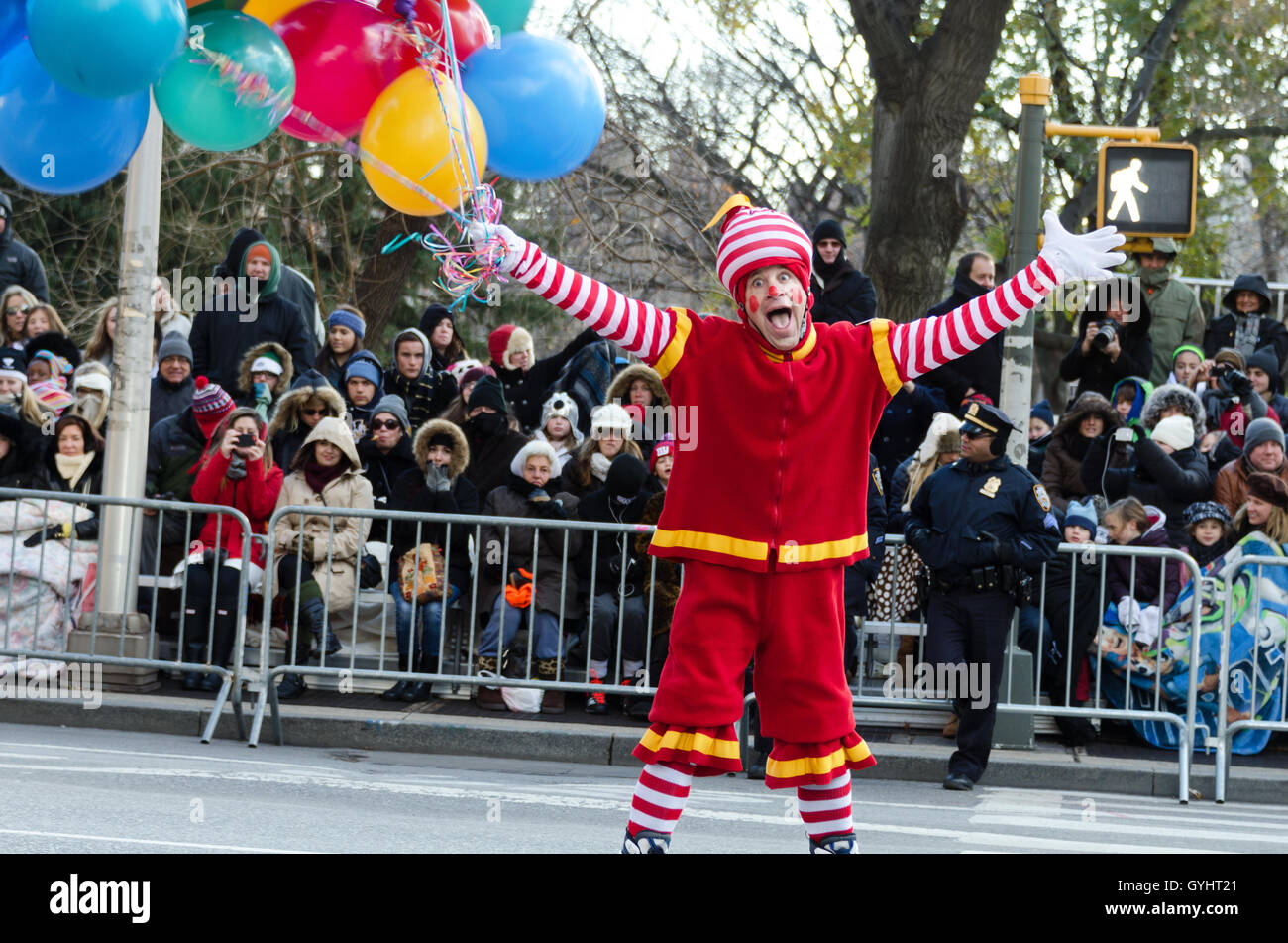 Roller clown di intrattenere il pubblico in attesa prima che il Macy's Thanksgiving Day Parade inizia, New York City. Foto Stock