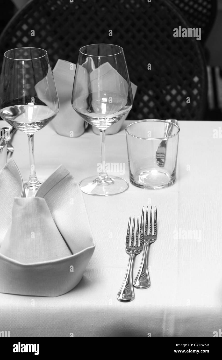 Posate su un tavolo in un ristorante Foto Stock