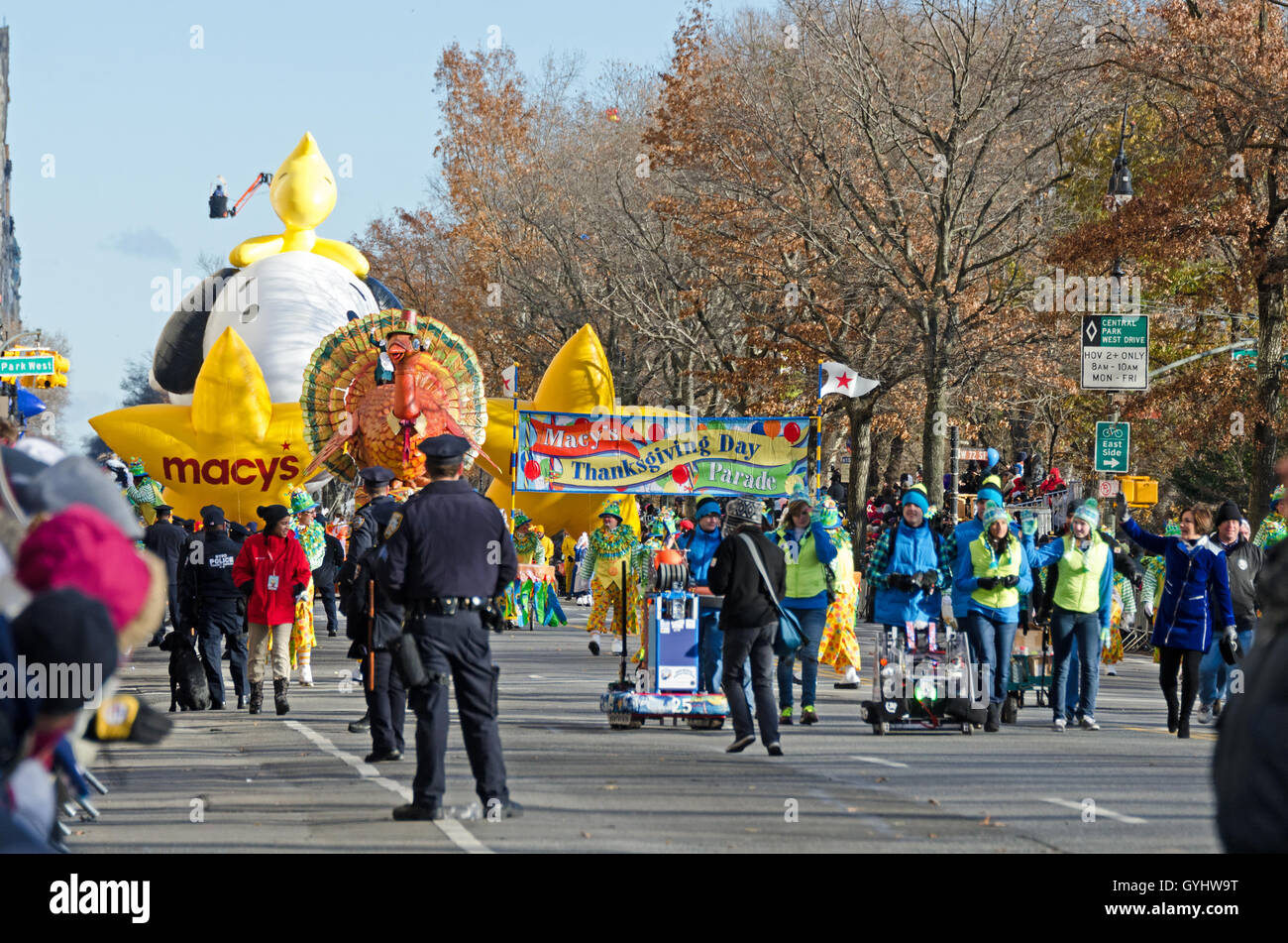 L'inizio della Macy's Thanksgiving Day Parade dispone di robot-costruire squadre, il Tom Turchia la flottazione e la Snoopy palloncino. Foto Stock