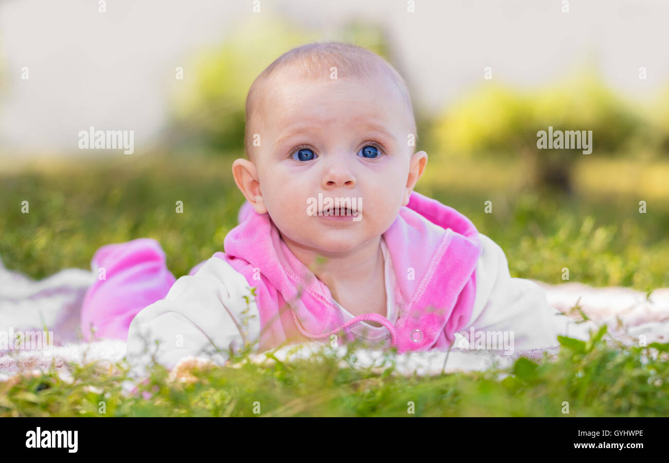 Ritratto di un sorridente bambina sull'erba Foto Stock