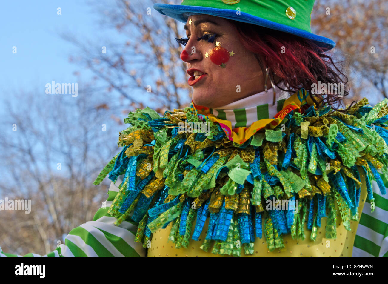 Un stilt-walking clown in Macy's Thanksgiving Day Parade New York City. Foto Stock