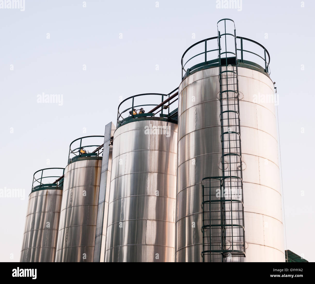 Acciaio inox silos nell'industria chimica Foto Stock