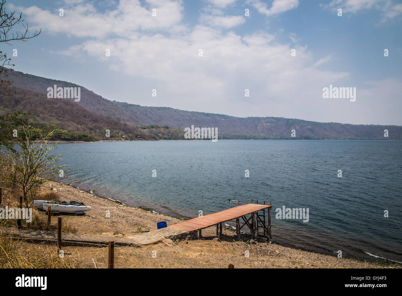 Vista di Gangplank su acqua a Lago Laguna de Apoyo, Nicaragua Foto Stock