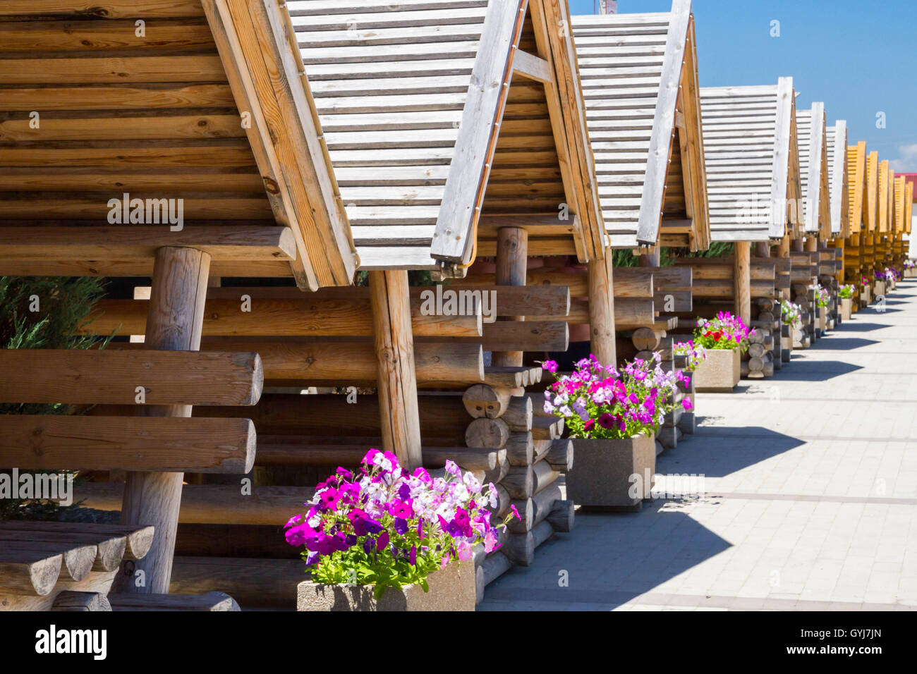 Case di legno, gazebo sul lungomare Foto Stock