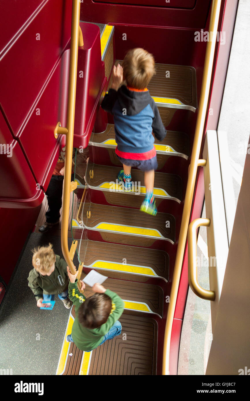 I passeggeri salgono salire a piedi fino al passeggero scale / scala a gradini su un Routemaster double decker bus per gli autobus top deck Foto Stock