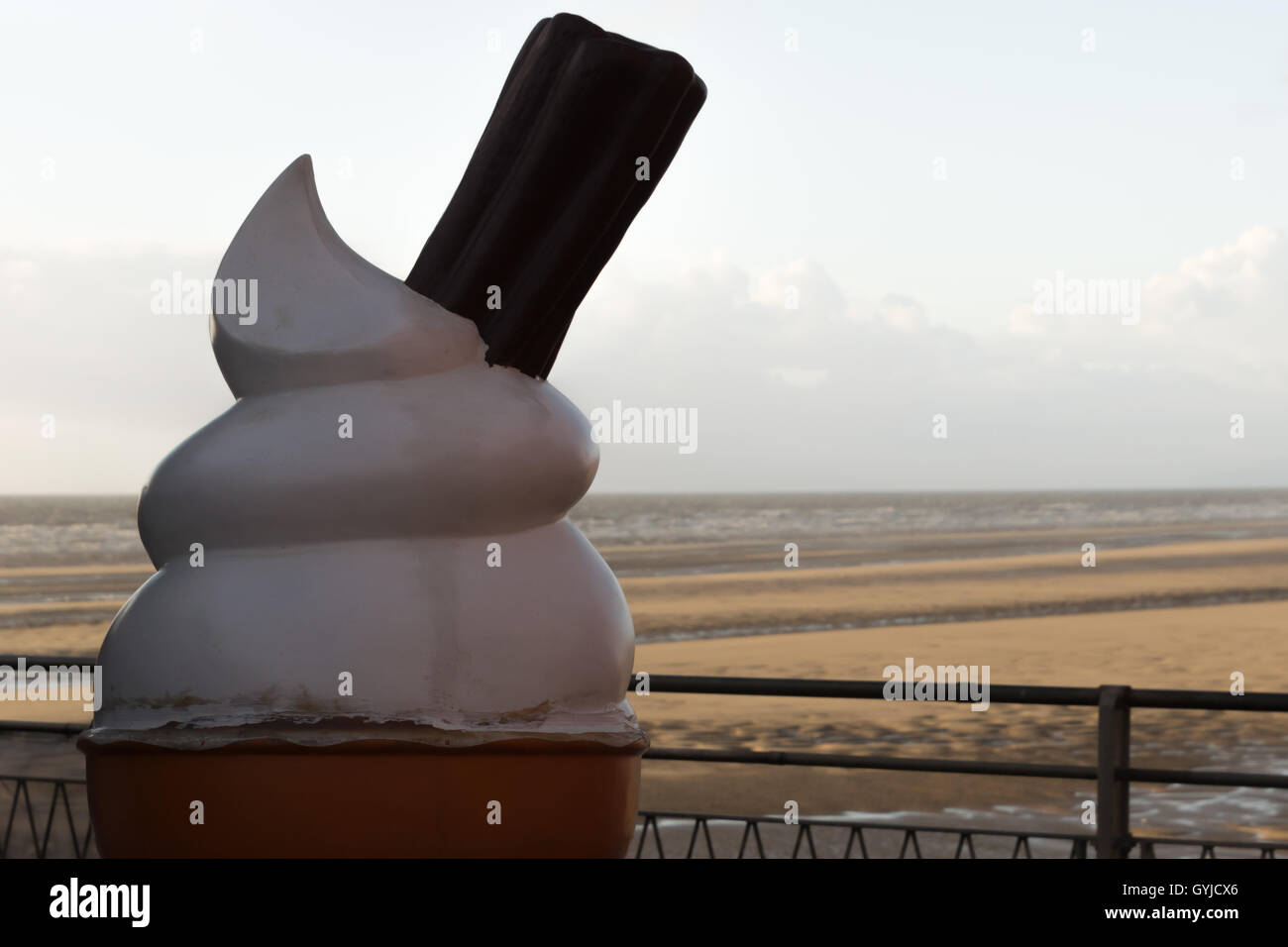 Modello di plastica del gelato e Blackpool Beach Foto Stock