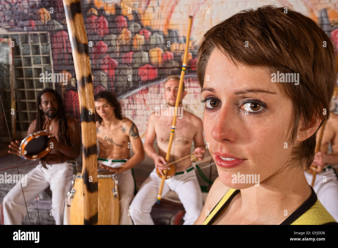 Femmina e giovane musicista di Capoeira Foto Stock