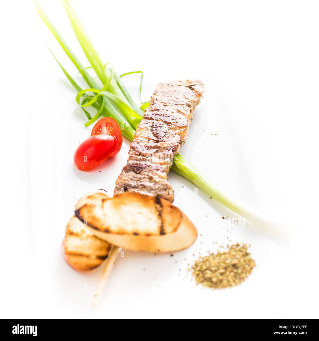 Famosi souvlaki greco piatto su una piastra bianca (alta immagine chiave) Foto Stock