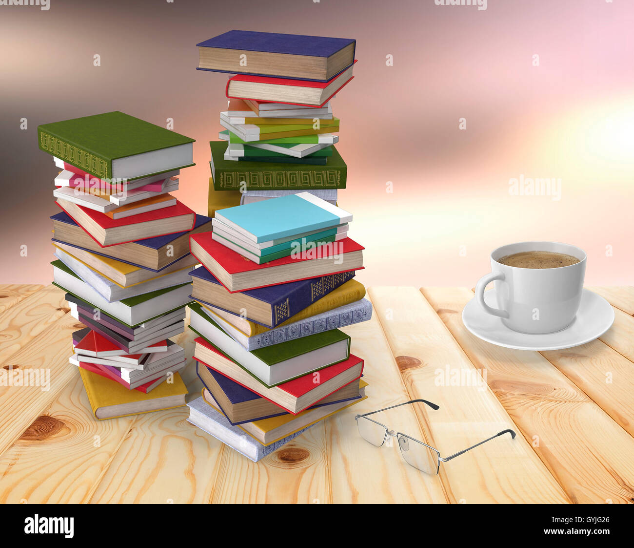 In bright tavolo in legno due pile di libri e quaderni, occhiali, una tazza di caffè. Foto Stock