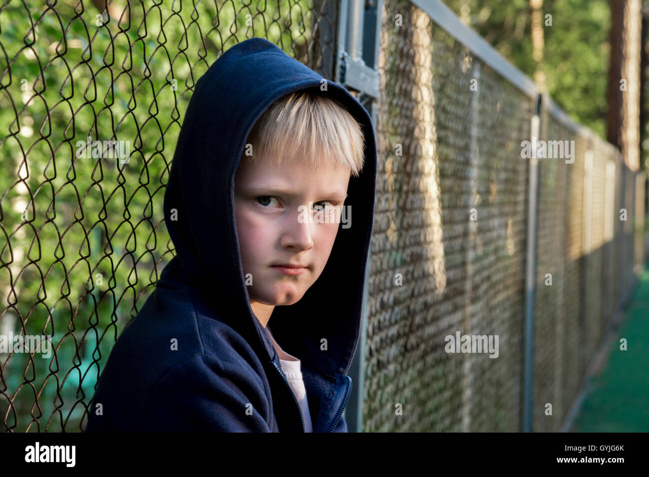 Triste, arrabbiato, frustrato boy (bambino, capretto, teen) outdoor, close up ritratto, bambini concetto problemi Foto Stock