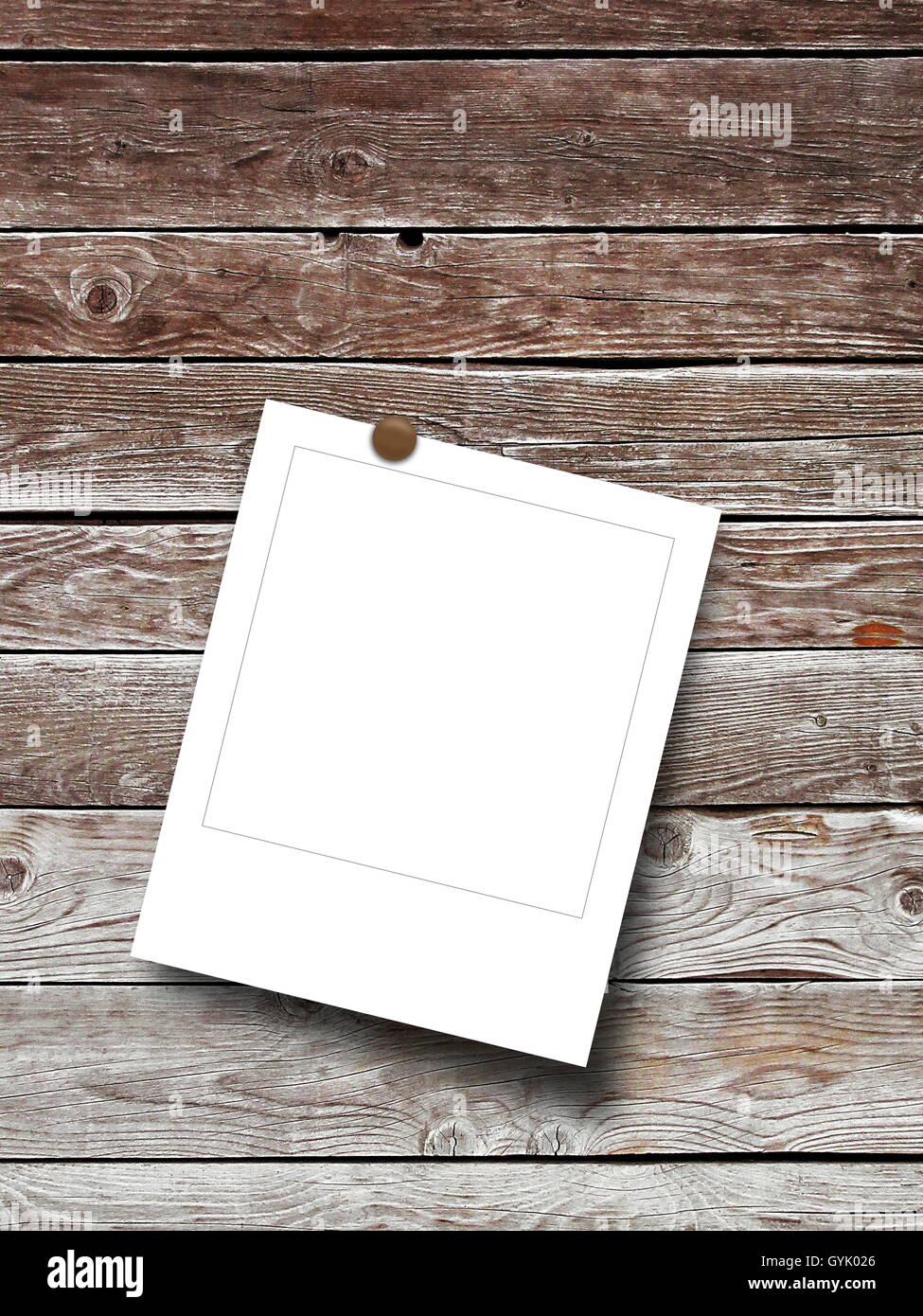 Close-up di un quadrato bianco instant photo frame con il pin su marrone orizzontale di assi di legno sfondo Foto Stock