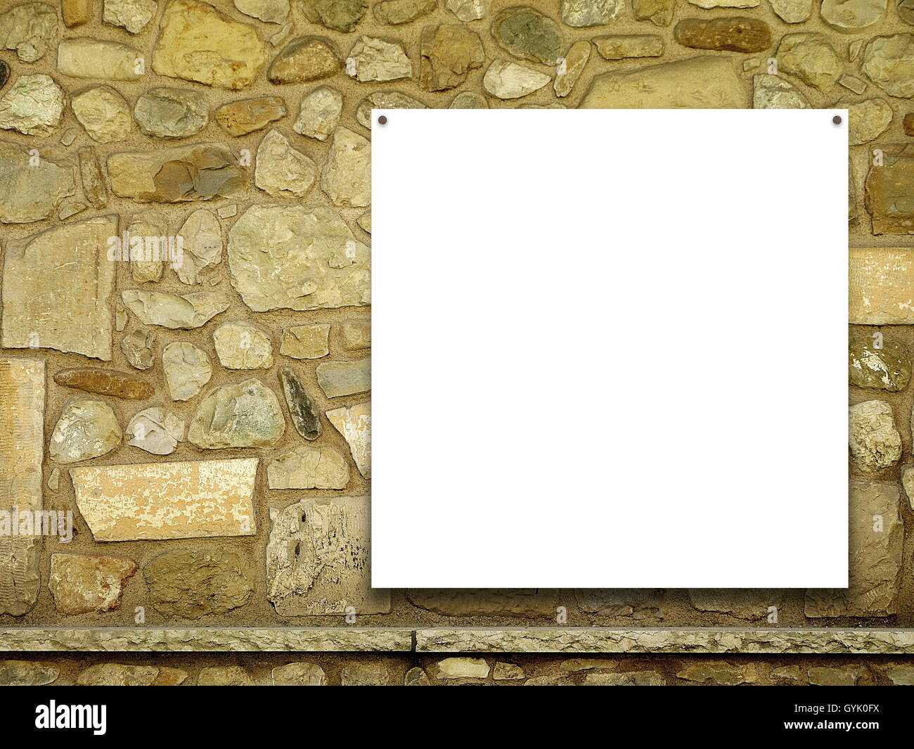 Close-up di una piazza inchiodato telaio bianco su marrone antico muro di pietra sullo sfondo Foto Stock