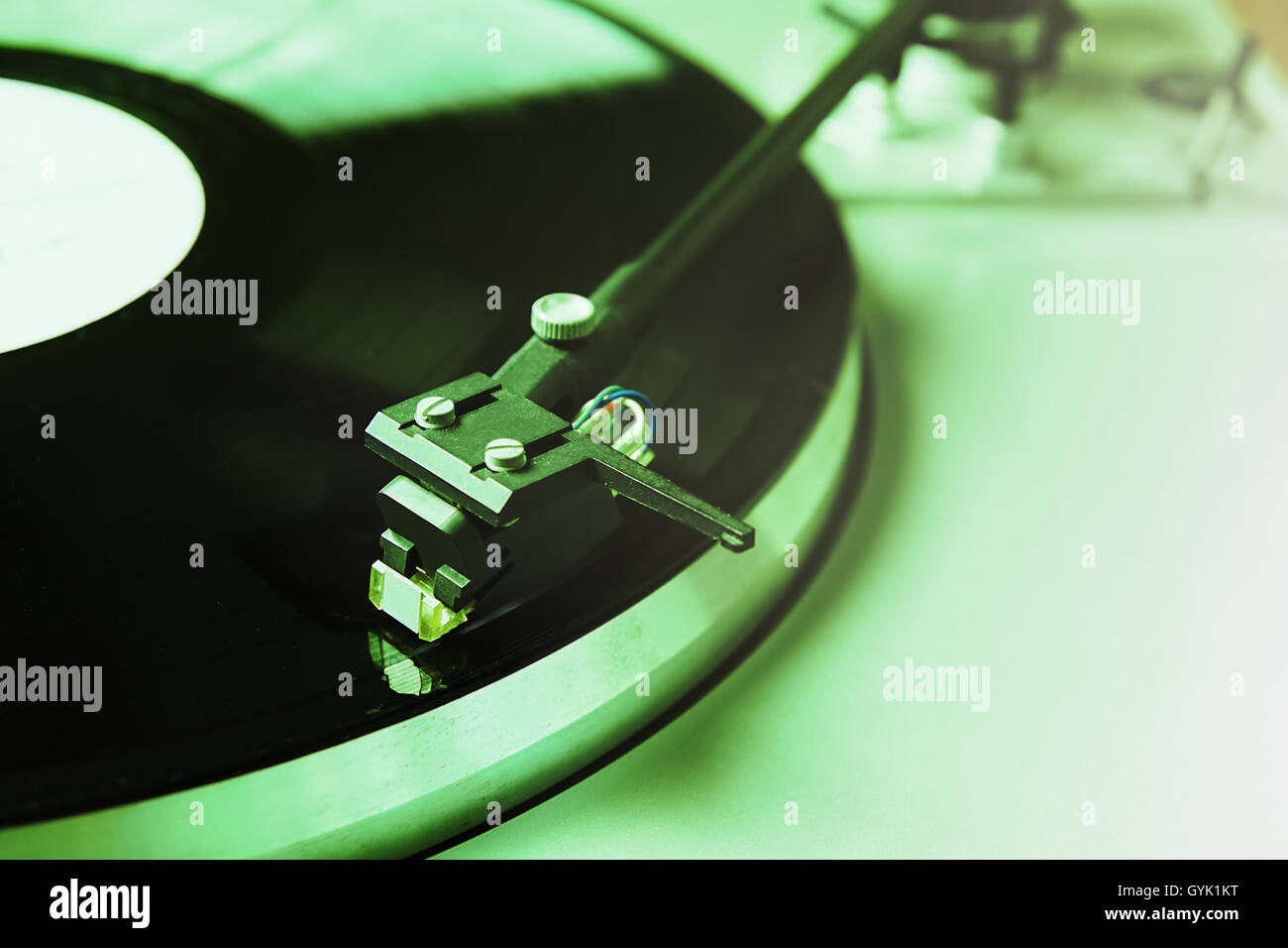 Tavola girevole la riproduzione di disco in vinile con musica. Home sistema hi-fi per gli appassionati di audio o hipster. Colore verde Foto Stock