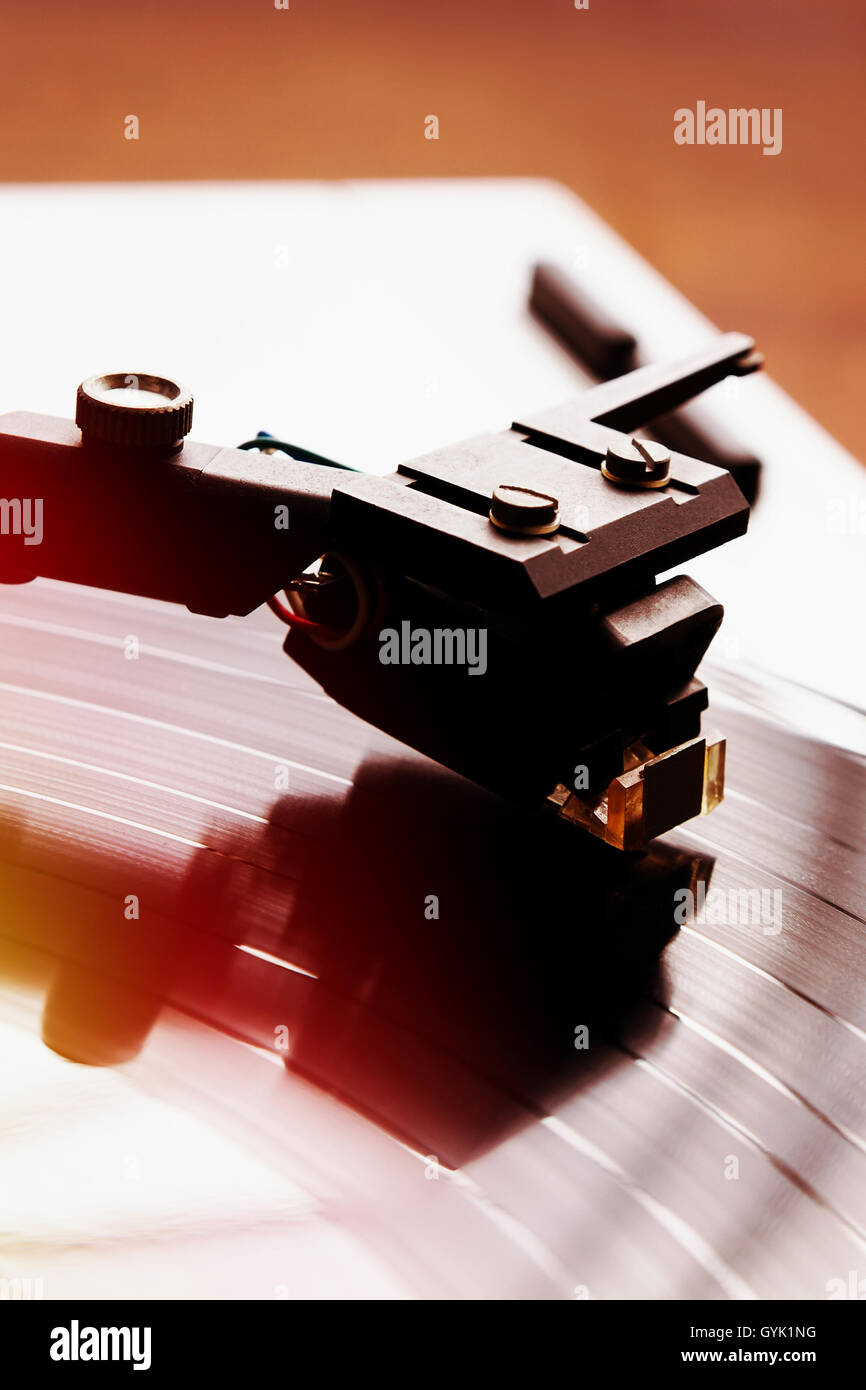 Giradischi player musicale con dischi in vinile. Utile per DJ, nightclub e il tema retro. Foto Stock