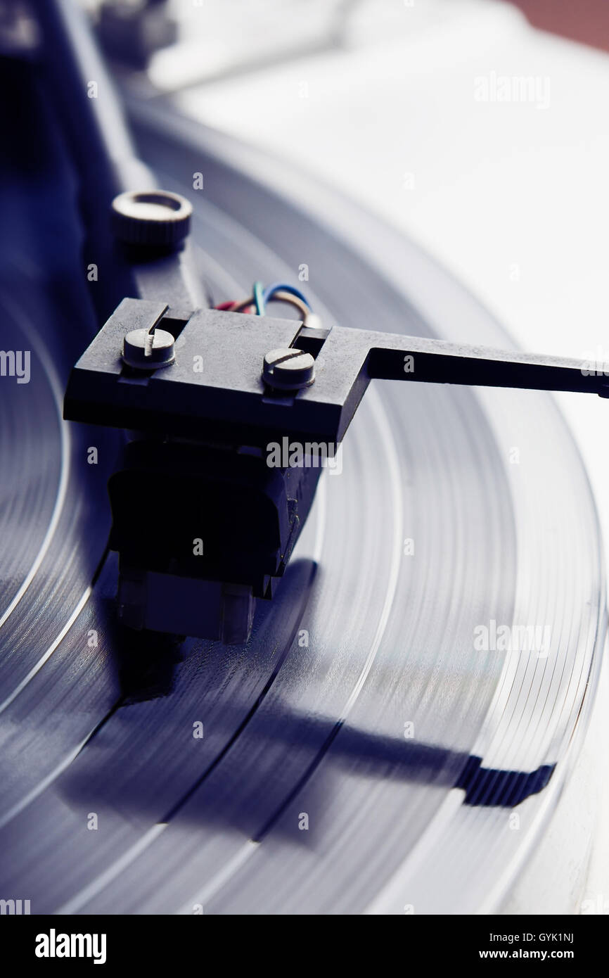 Giradischi player musicale con dischi in vinile. Utile per DJ, nightclub e il tema retro. Foto Stock