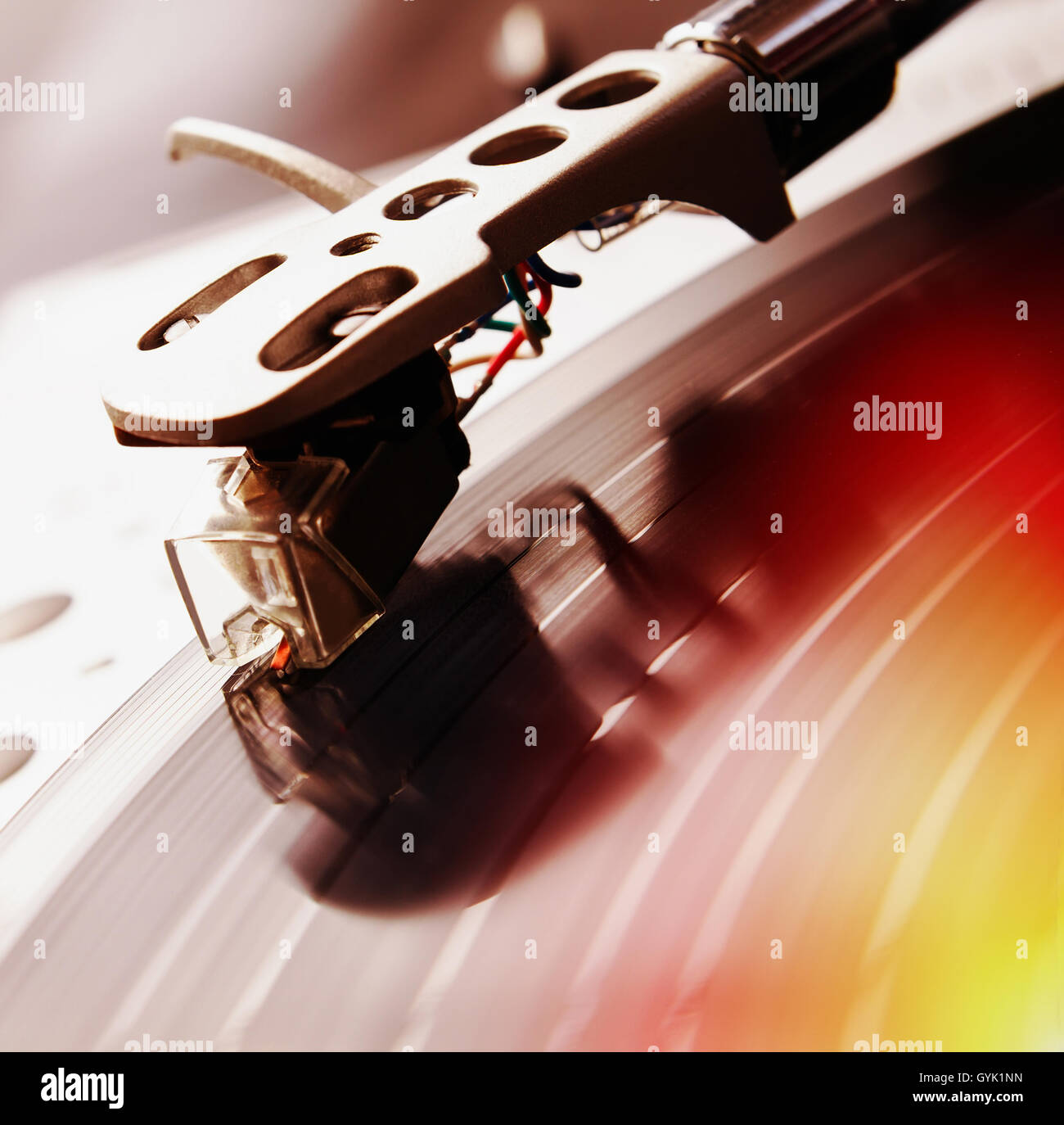 Giradischi player musicale con dischi in vinile. Utile per DJ, nightclub e il tema retro. Foto Stock