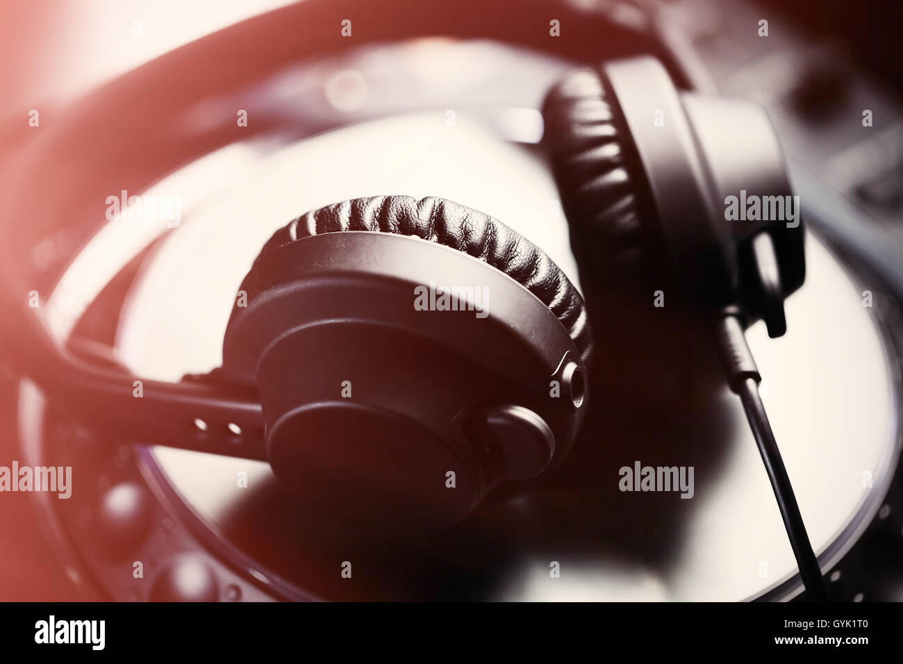 Cuffie su CD disco music player per DJ. Top Class di apparecchiature audio per studio,evento,concerto. Ampiamente utilizzato da professional disc jockey. Macro close up Foto Stock
