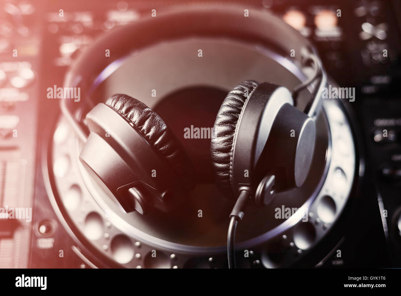 Cuffie su CD disco music player per DJ. Top Class di apparecchiature audio per studio,evento,concerto. Ampiamente utilizzato da professional disc jockey. Macro close up Foto Stock