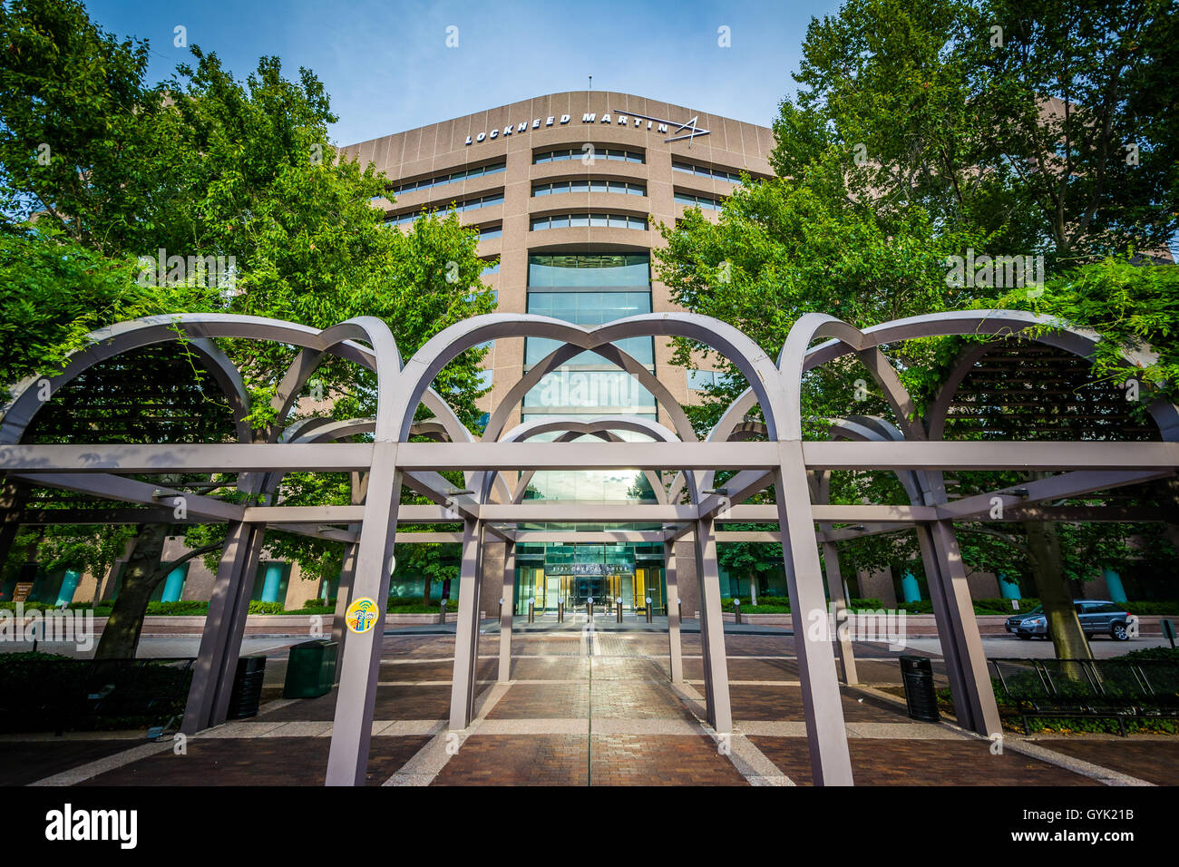 Parco e moderno edificio nella città di cristallo di Arlington, Virginia. Foto Stock
