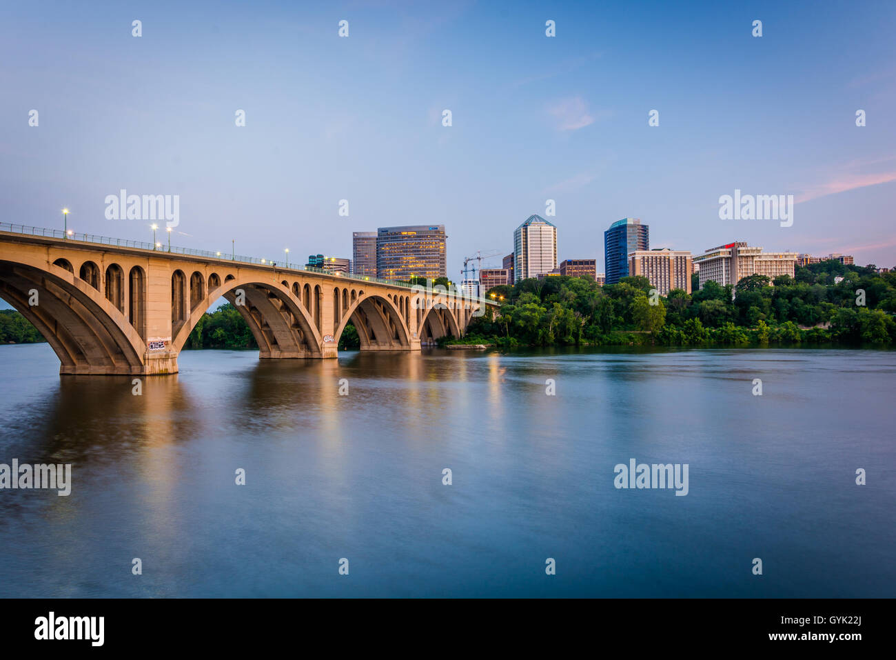 La chiave ponte sopra il fiume Potomac e dello skyline di Rosslyn, visto da Georgetown, Washington DC. Foto Stock