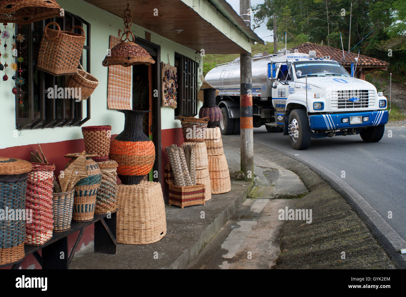 Strada principale e negozi di artigianato di Filandia, Colombia. Finlandia, è un comune del triangolo di caffè. Caffè colombiano crescente ax Foto Stock