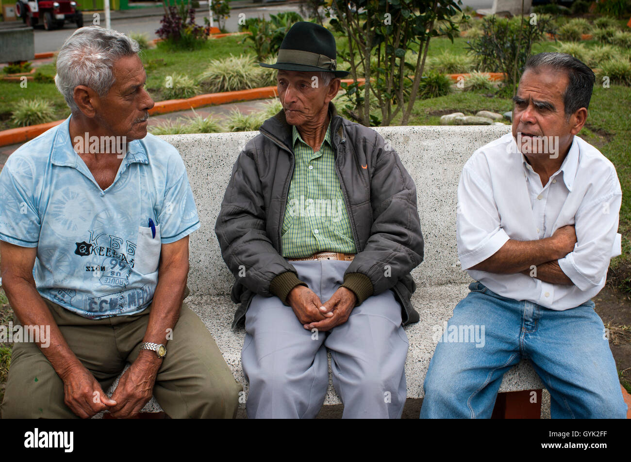La popolazione locale nella piazza centrale della Finlandia. Quindio, Colombia. Finlandia, è un comune del triangolo di caffè. Colombi Foto Stock