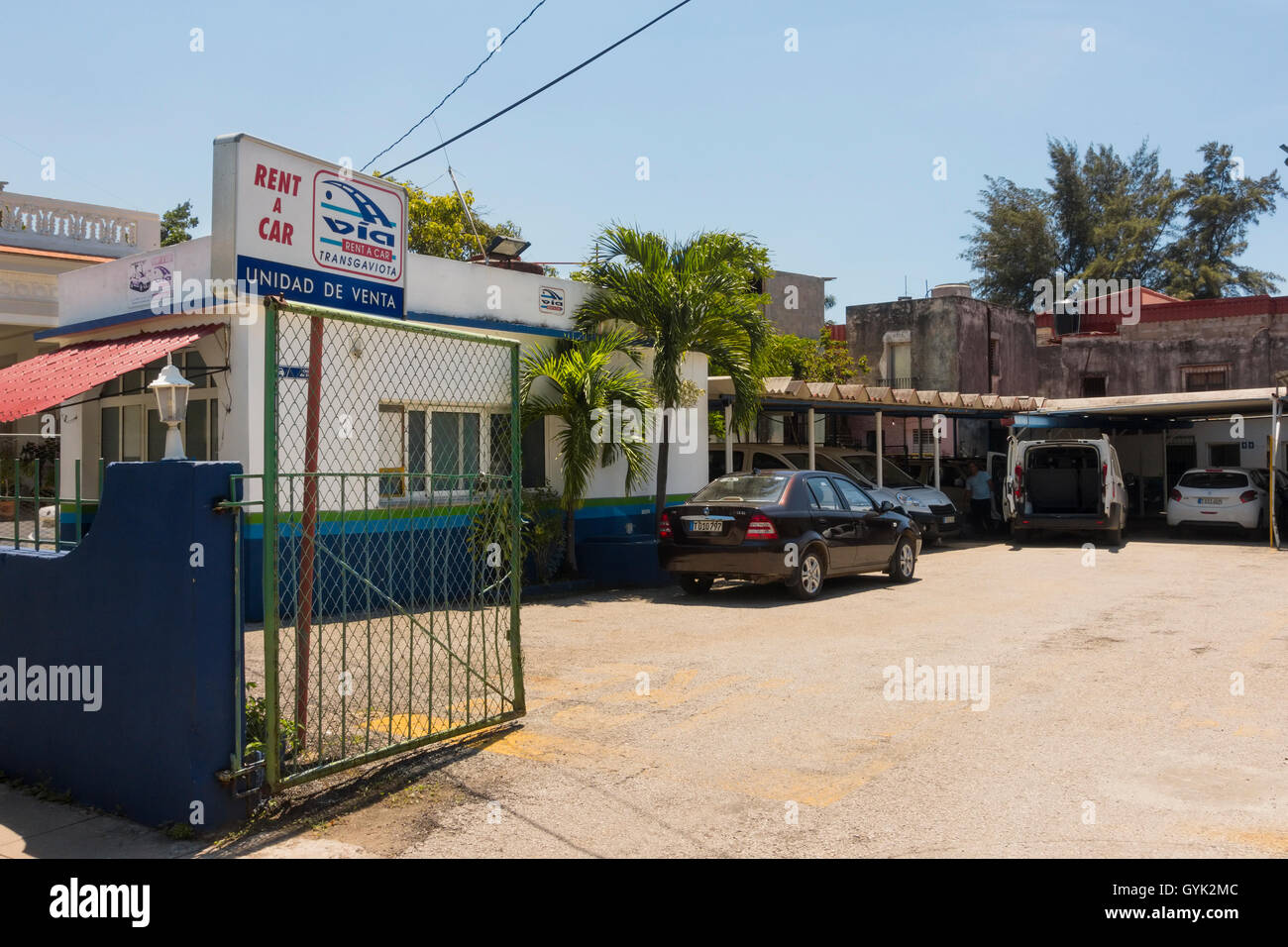 Un agenzia noleggio auto nella zona di Playa de L Avana, Cuba. Foto Stock