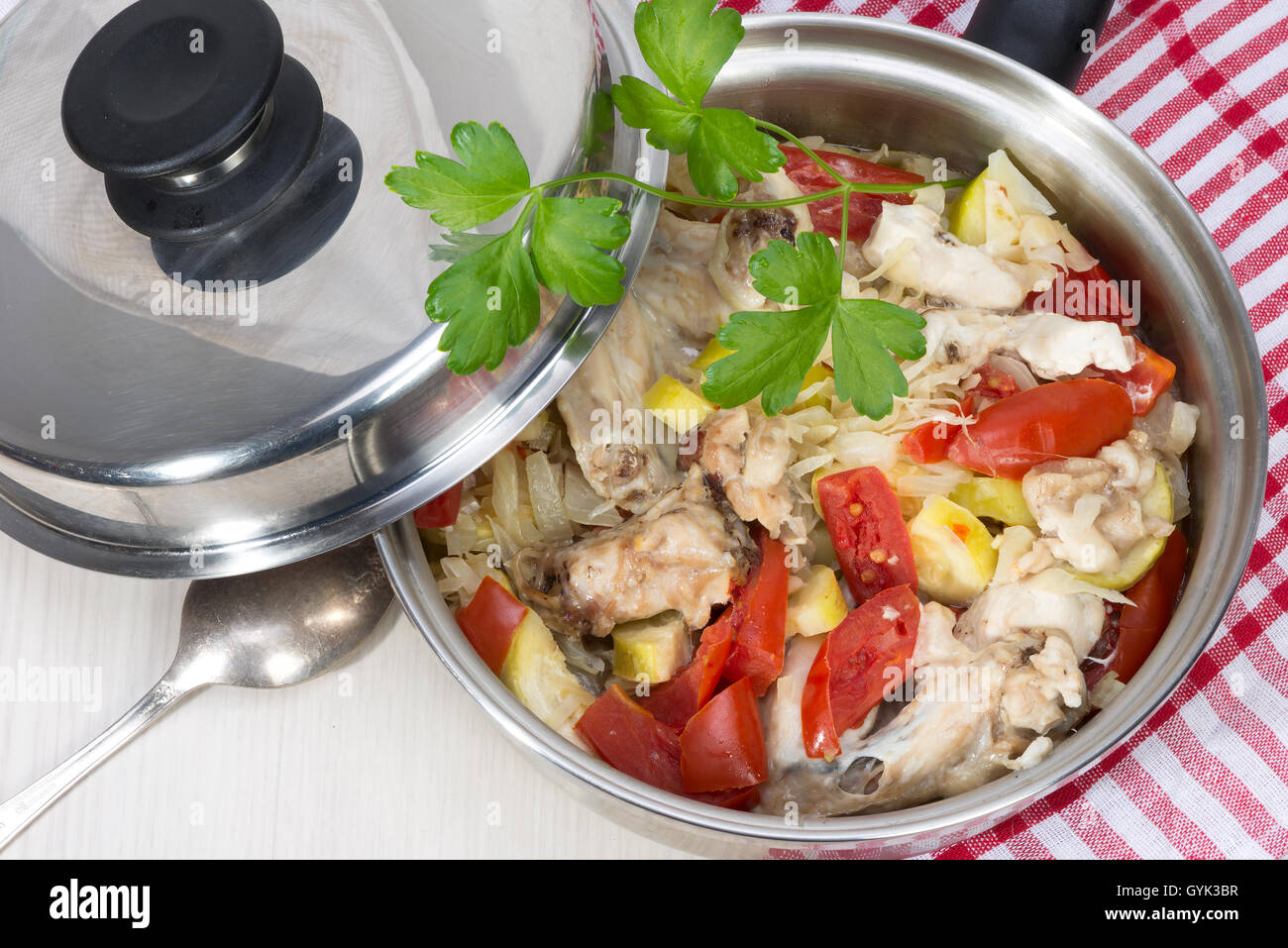 Ragù di verdure - zucchine, cavolo, le cipolle e i pomodori con pollo cotto nel proprio succo di frutta Foto Stock