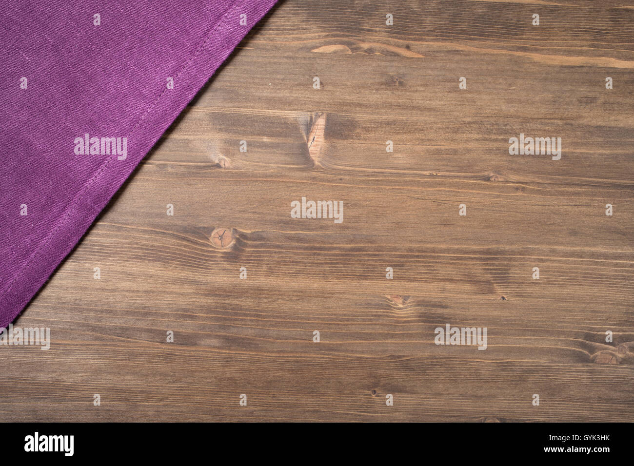 Viola igienico da sinistra in alto angolo tavolo in legno Foto Stock