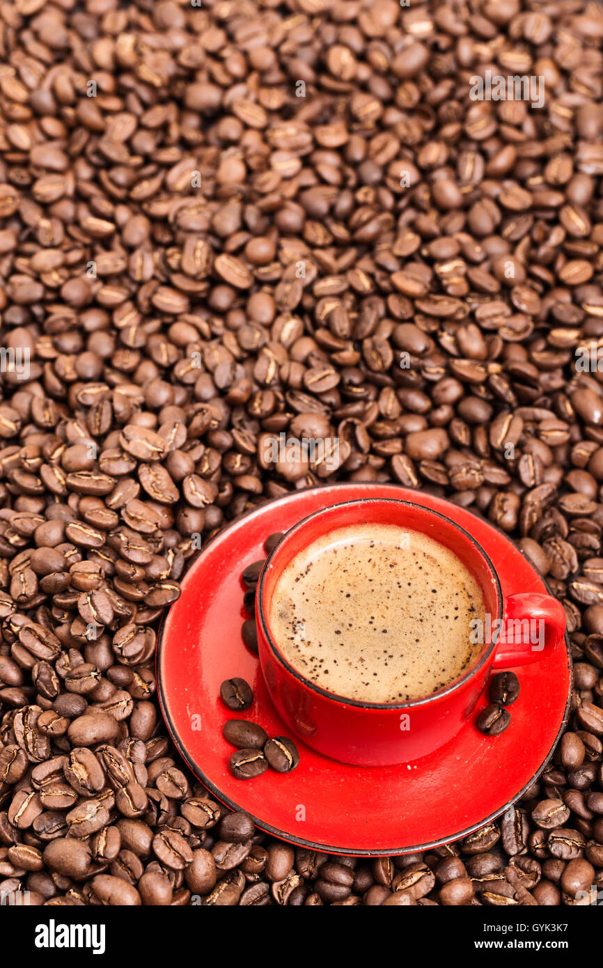 Red tazza da caffè e fagioli Foto Stock