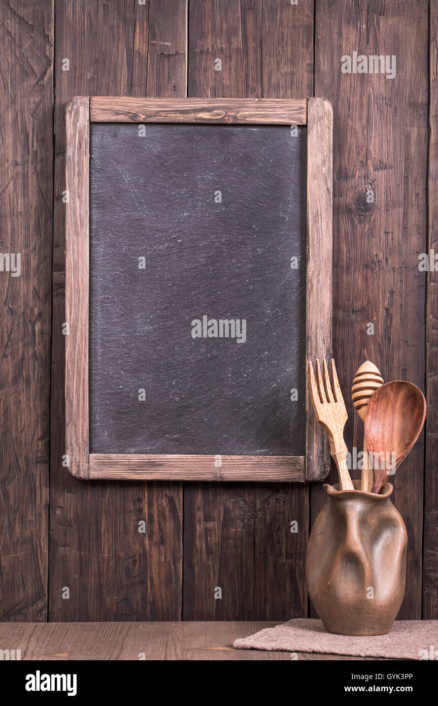 Rustico menu vuoto lavagna a parete in legno Foto Stock
