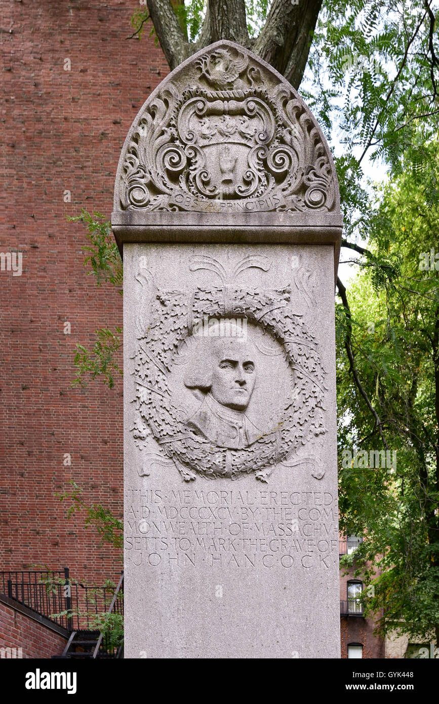 La tomba del colono americano e rivoluzionario Paul Revere nel granaio di massa di seppellimento di Boston in estate. Foto Stock